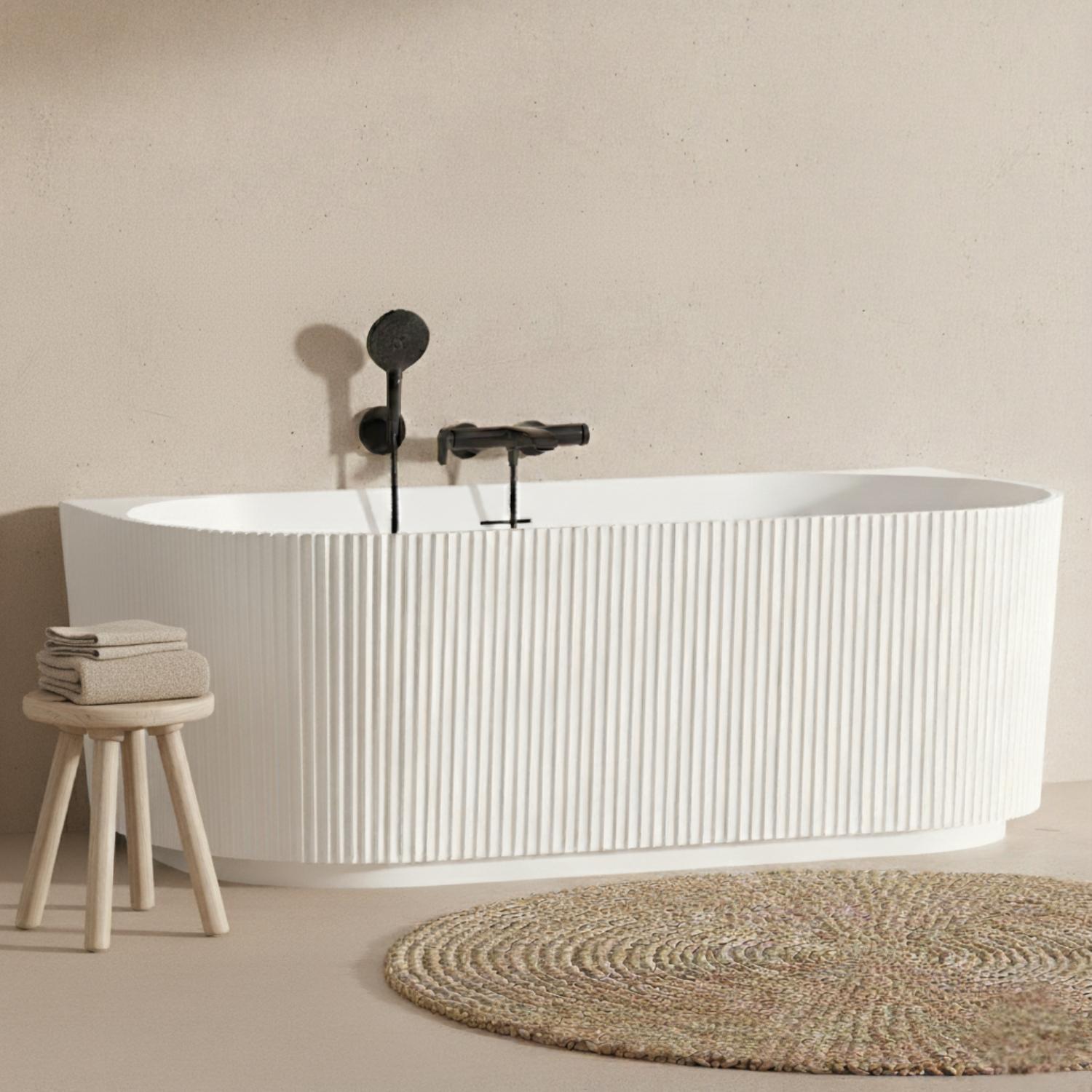 Baignoire murale blanche 170cm striée en acrylique Lucite® - Livrée complète