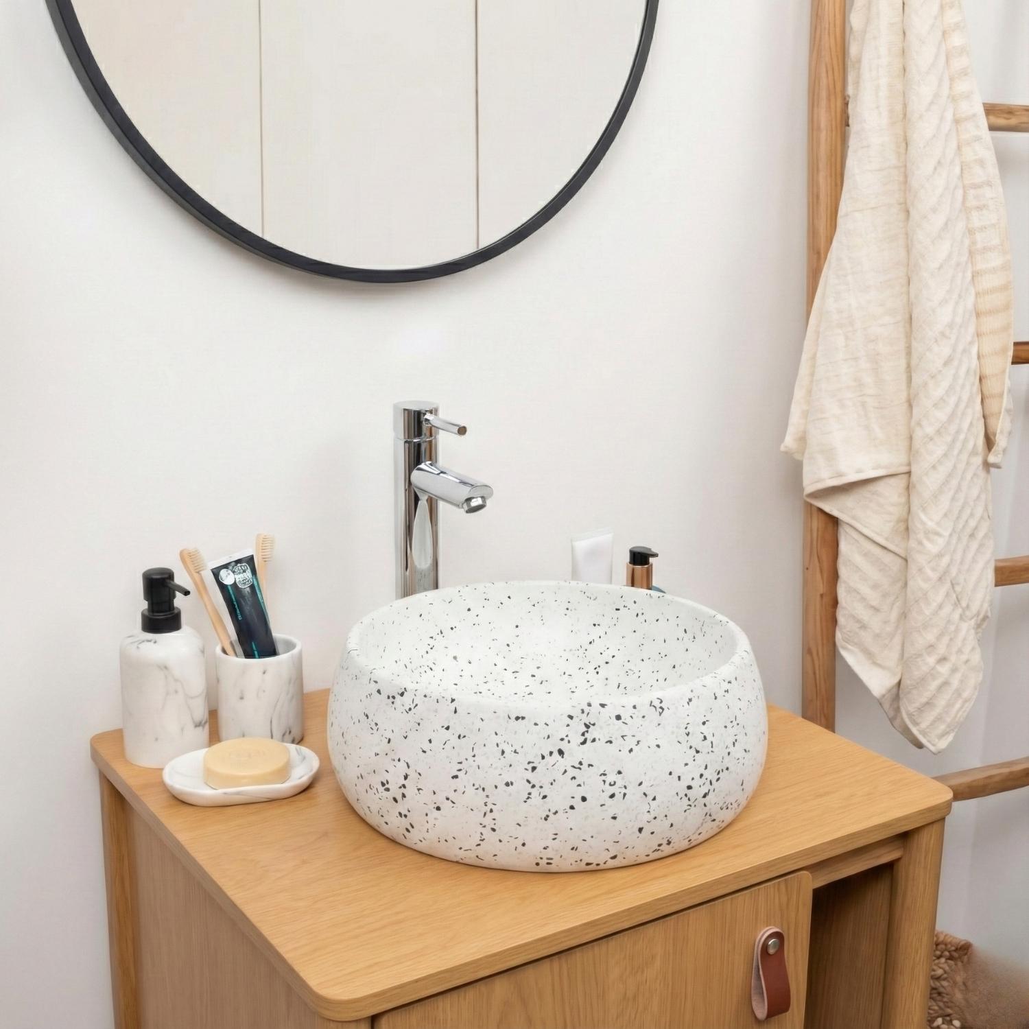 Vasque à poser ronde en terrazzo gris et blanc 40cm ZOLI style naturel.