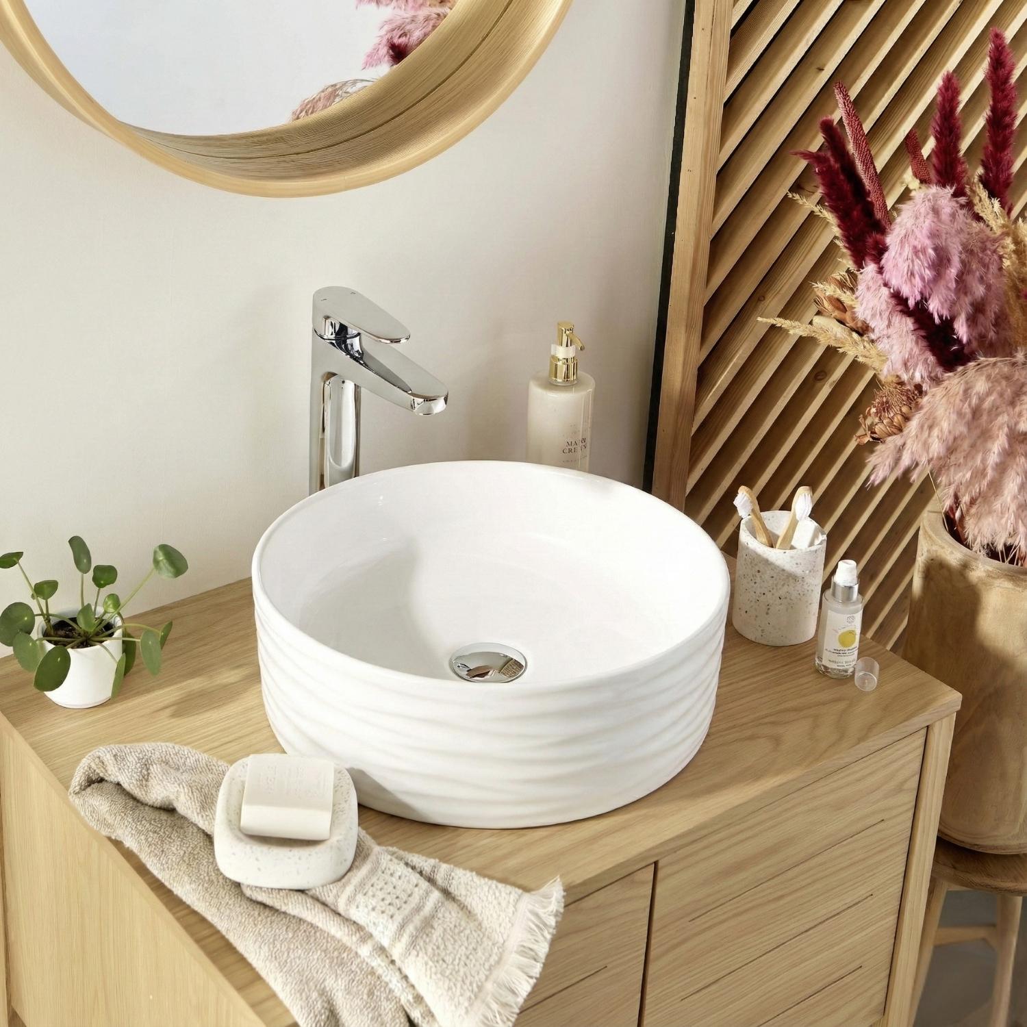 Vasque à poser ronde blanche texturée 36cm SERENA salle de bain design.