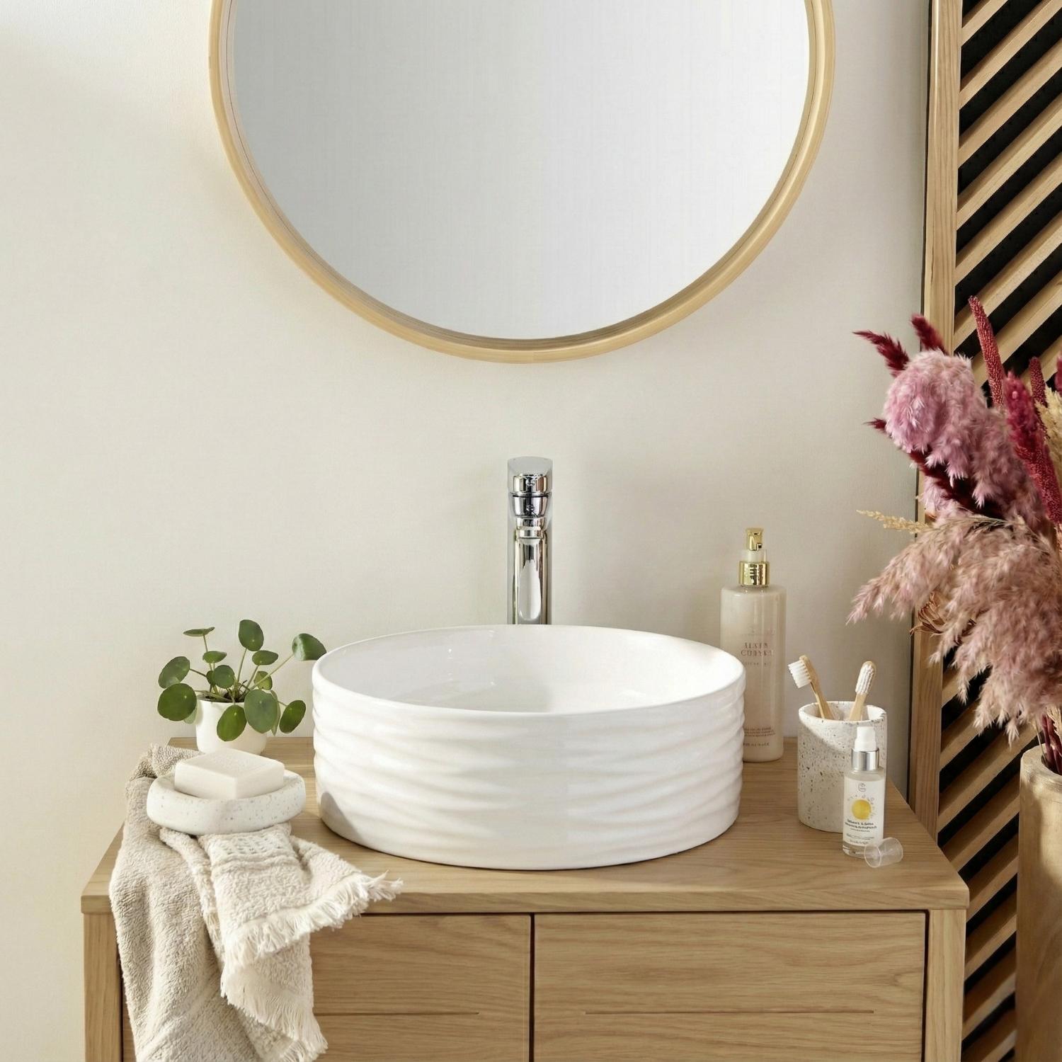 Vasque à poser ronde blanche texturée 36cm SERENA salle de bain design.