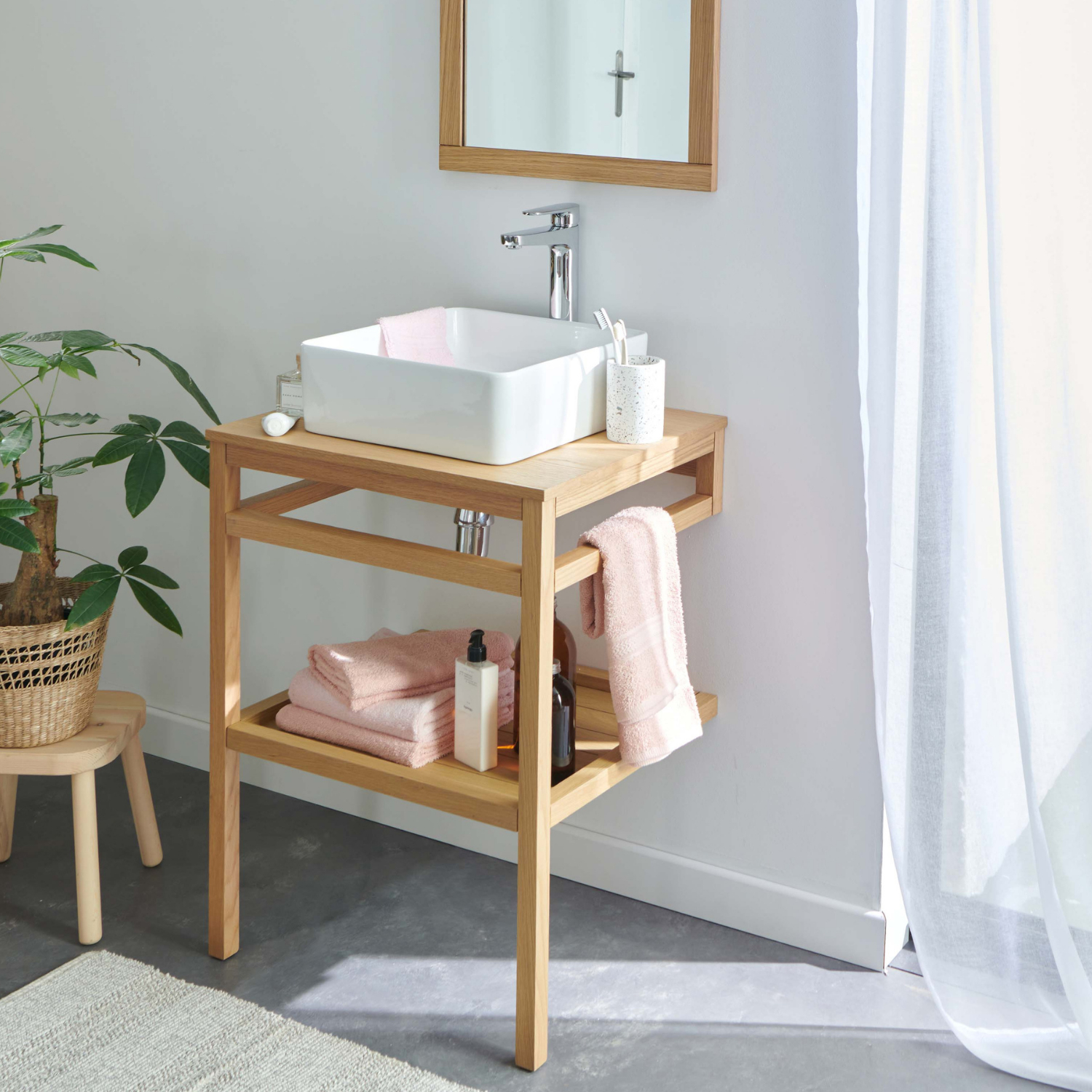 Meuble de salle de bain en chêne avec vasque carrée et robinet