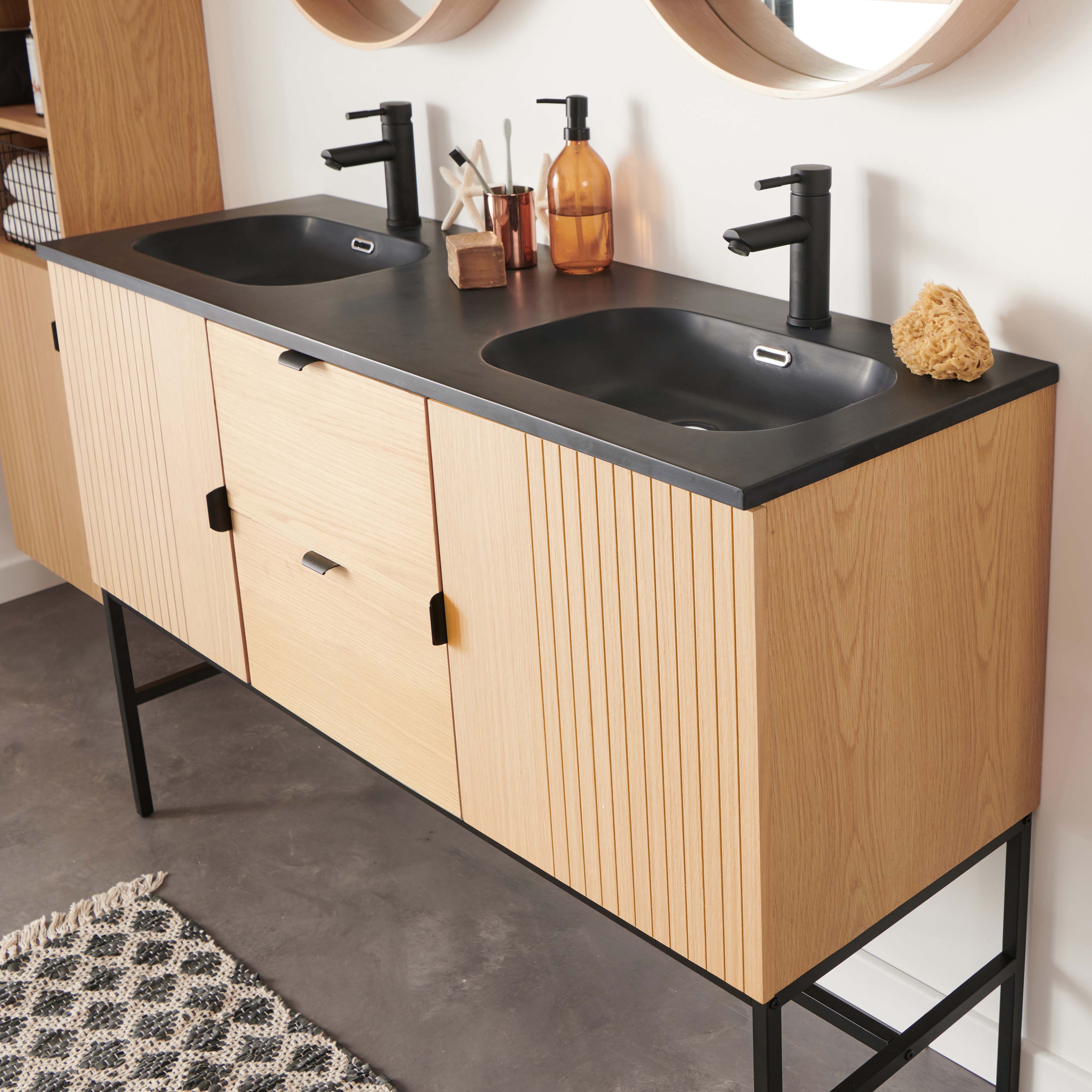 Meuble de salle de bain en chêne avec plan vasque noir et robinets noir