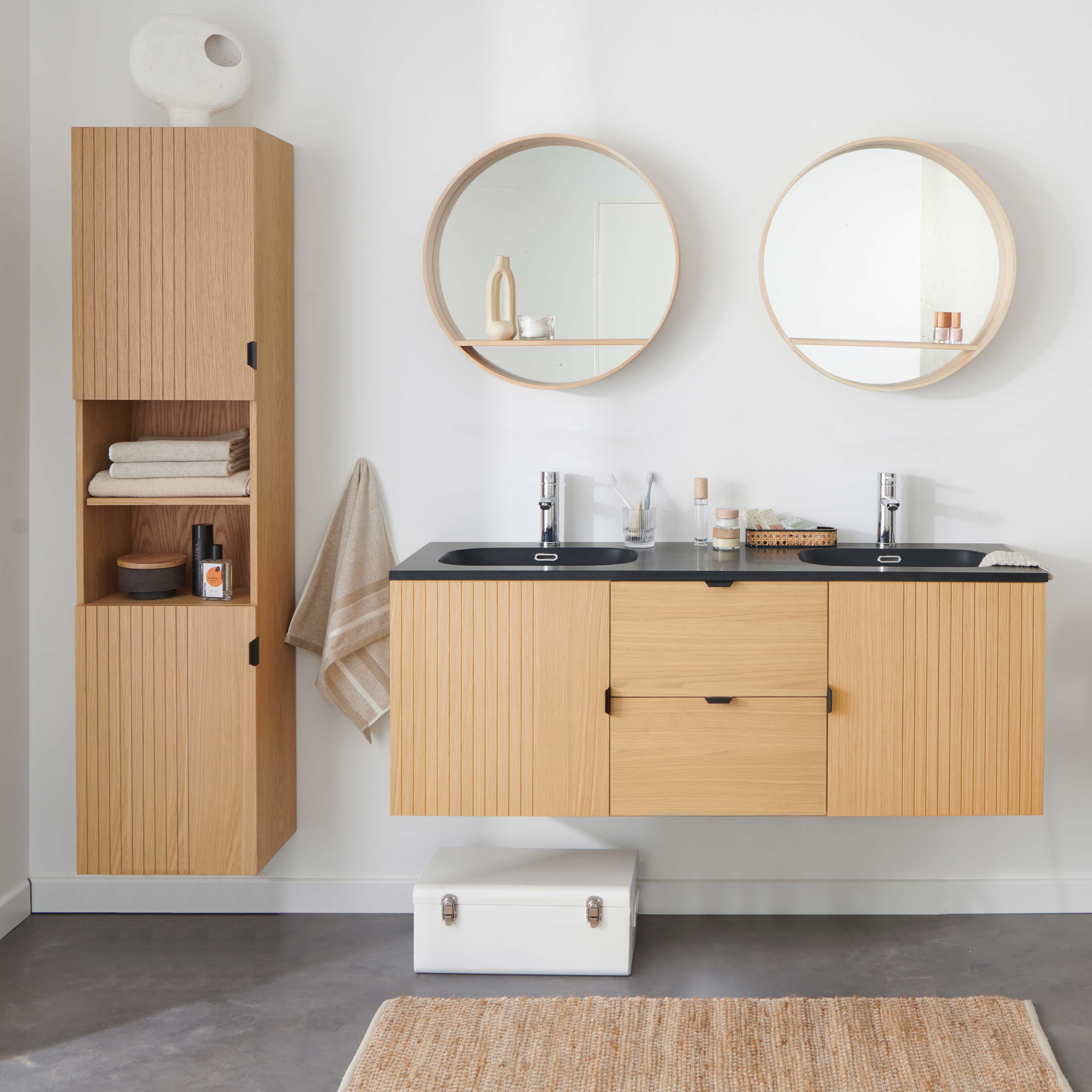 Meuble de salle de bain sur pieds en chêne avec robinets noirs, miroirs ronds et colonne