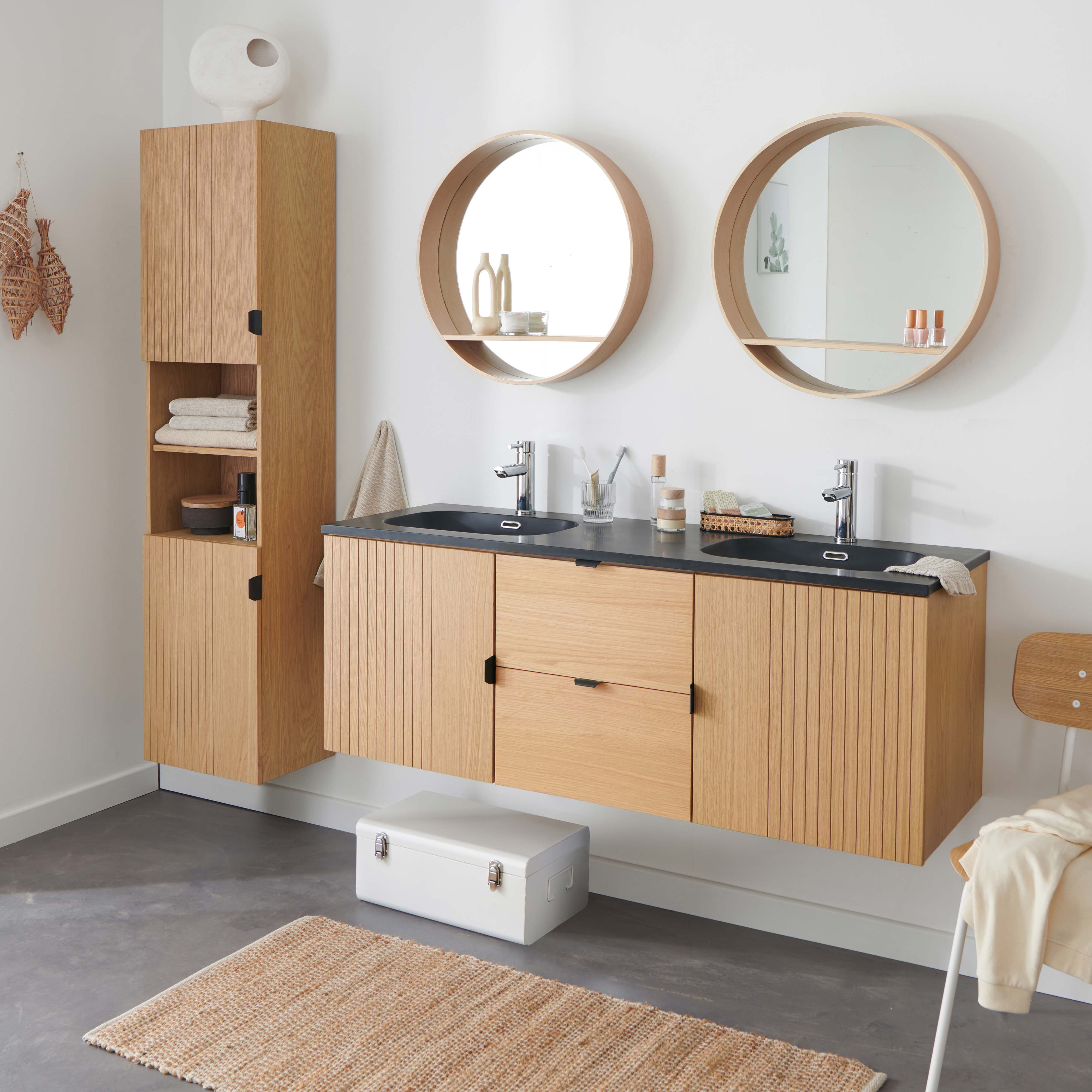 Meuble de salle de bain sur pieds en chêne avec robinets noirs, miroirs ronds et colonne